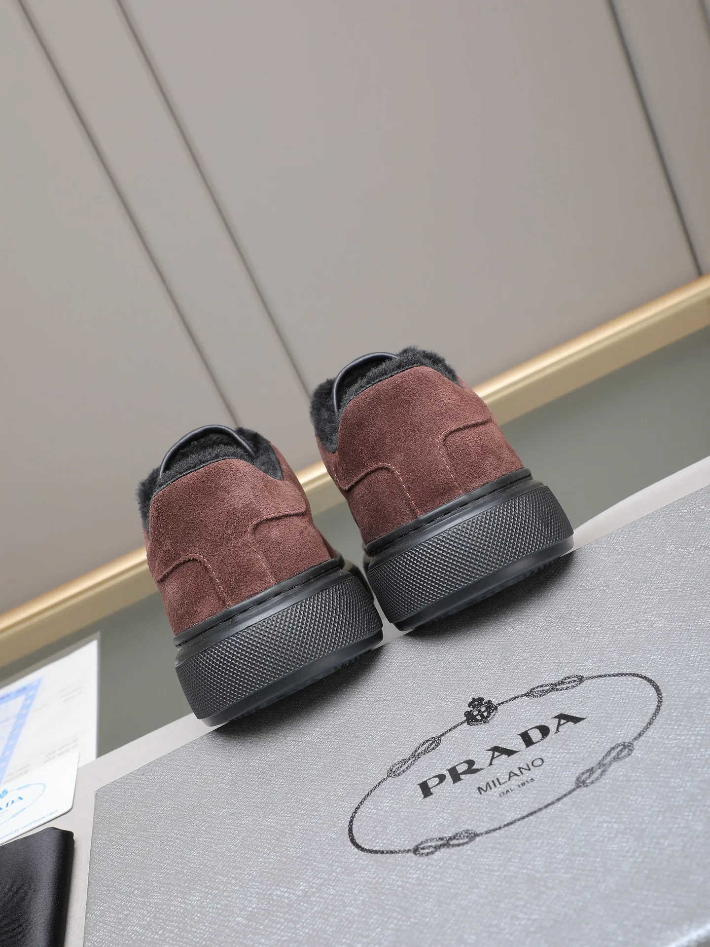 PP440 Prada/Prada men's new casual shoes, this upper is made of imported calfskin + velvet lining! The outside is decorated with the P family's classic metal triangle enamel logo, and the outsole is made of non-slip sports foam ultra-light outsole, which feels good on the feet and is a fashionable and fashionable item! Four colors to choose from!  Size: 38-44 (45 customized)